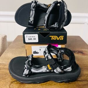 Teva kids shoes size 9 like new